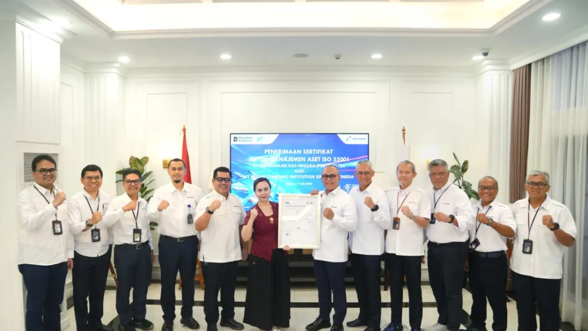 DILENGKAPI SERTIFIKASI : Penyerahan Sertifikat ISO 55001 dari British Standards Institution Group Indonesia diterima oleh Direktur Utama PGN Arief K. Risdianto pada Senin 11 Mei 2026.