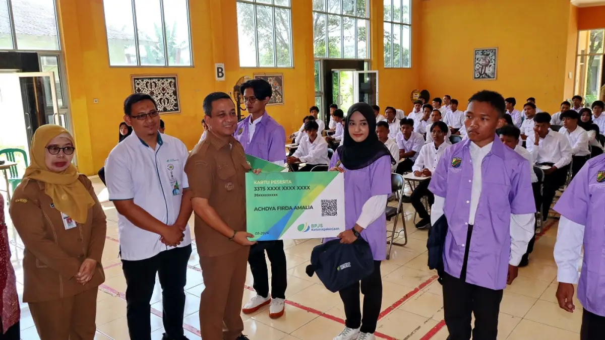 JAMINAN KECELAKAAN : Peserta menerima kartu jaminan kecelakaan kerja dari BPJS Ketenagakerjaan kota Pekalongan yang diserahkan oleh Wali Kota Pekalongan di BLK, Senin 18 Mei 2026. (LUTFI HANAFI/JAWA POS METRO PEKALONGAN)