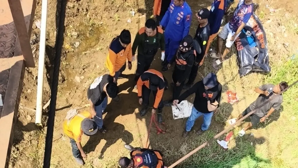 EVAKUASI: Tim SAR mengevakuasi jenazah korban tenggelam si Sungai Sengkarang, wilayah Desa Silirejo, Kecamatan Tirto, Kabupaten Pekalongan, Selasa (19/5/2026).