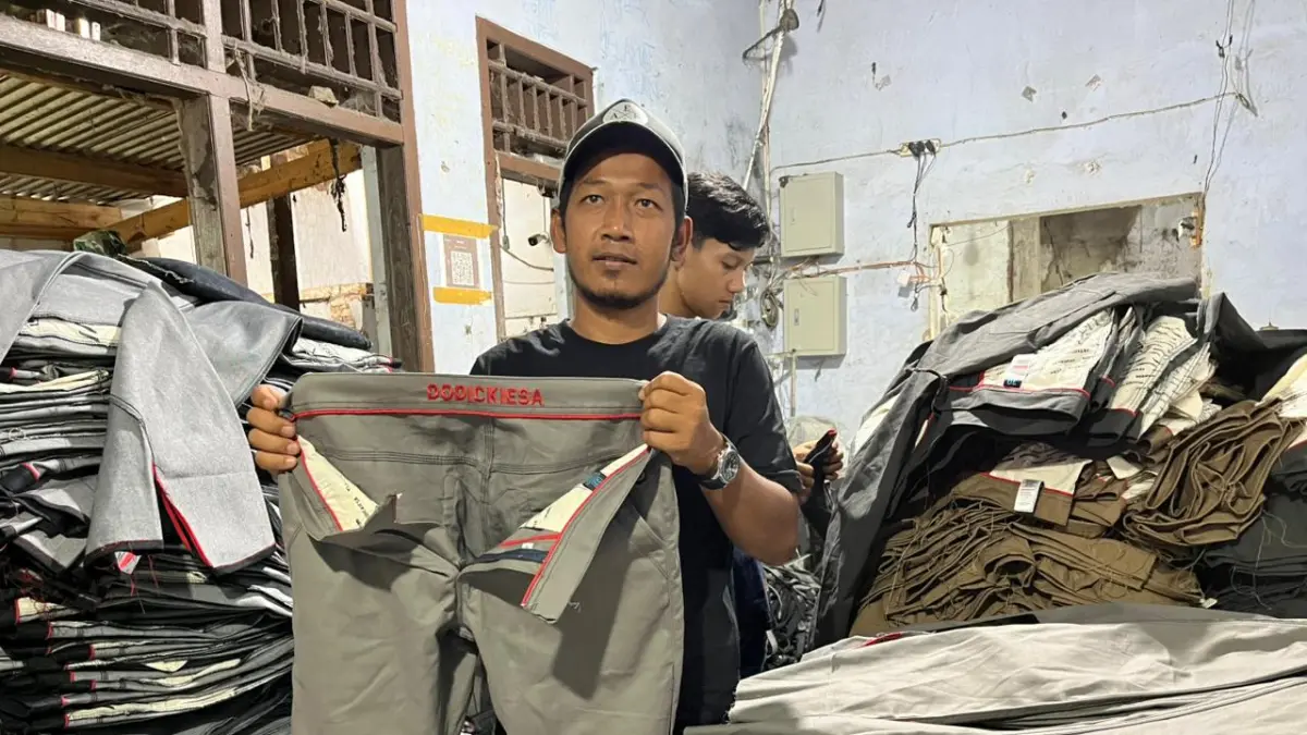 INSPIRATIF: Hanafi menunjukkan produk yang ia pasarkan lewat online. 