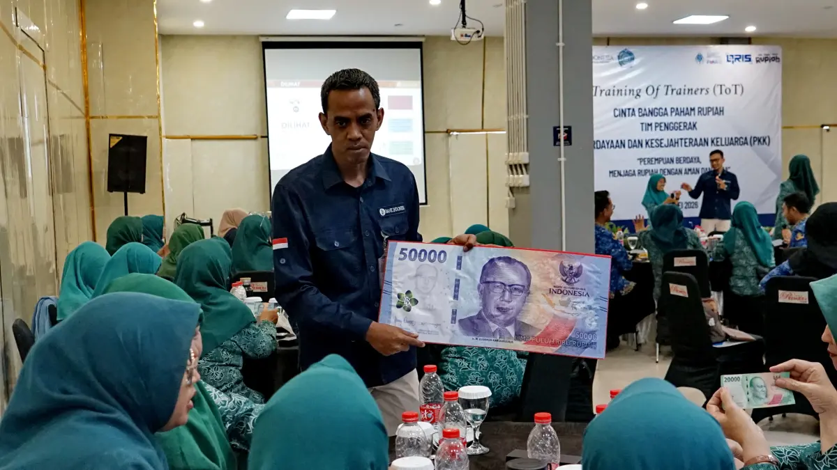 IST
JELASKAN DETAIL - TIM BI KPw Tegal saat jelaskan detail uang saat ToT Cinta Bangga Paham Rupiah yang digelar bersama TP PKK Kota Tegal di Premiere Hotel, Rabu (20/5/2026).
