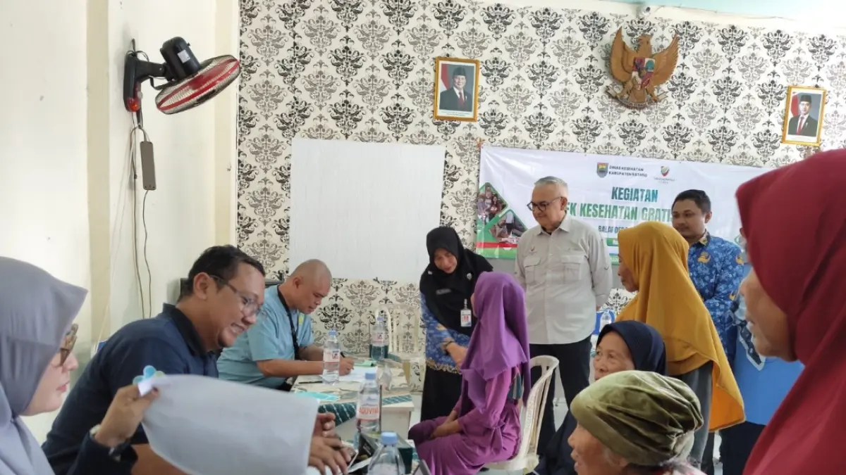  KESEHATAN: Pemeriksaan kesehatan yang dilakukan di Desa Ponowareng, Kecamatan Tulis.
