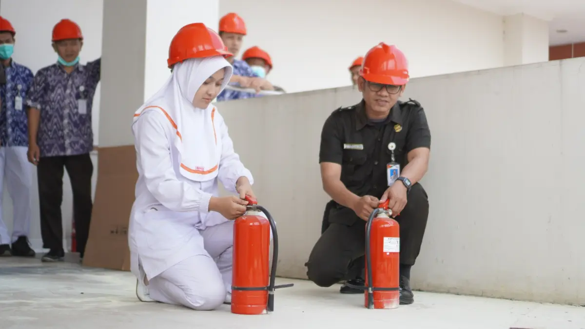 SIMULASI: RSUD Kajen saat menggelar latihan dan simulasi Code Red kebakaran. 