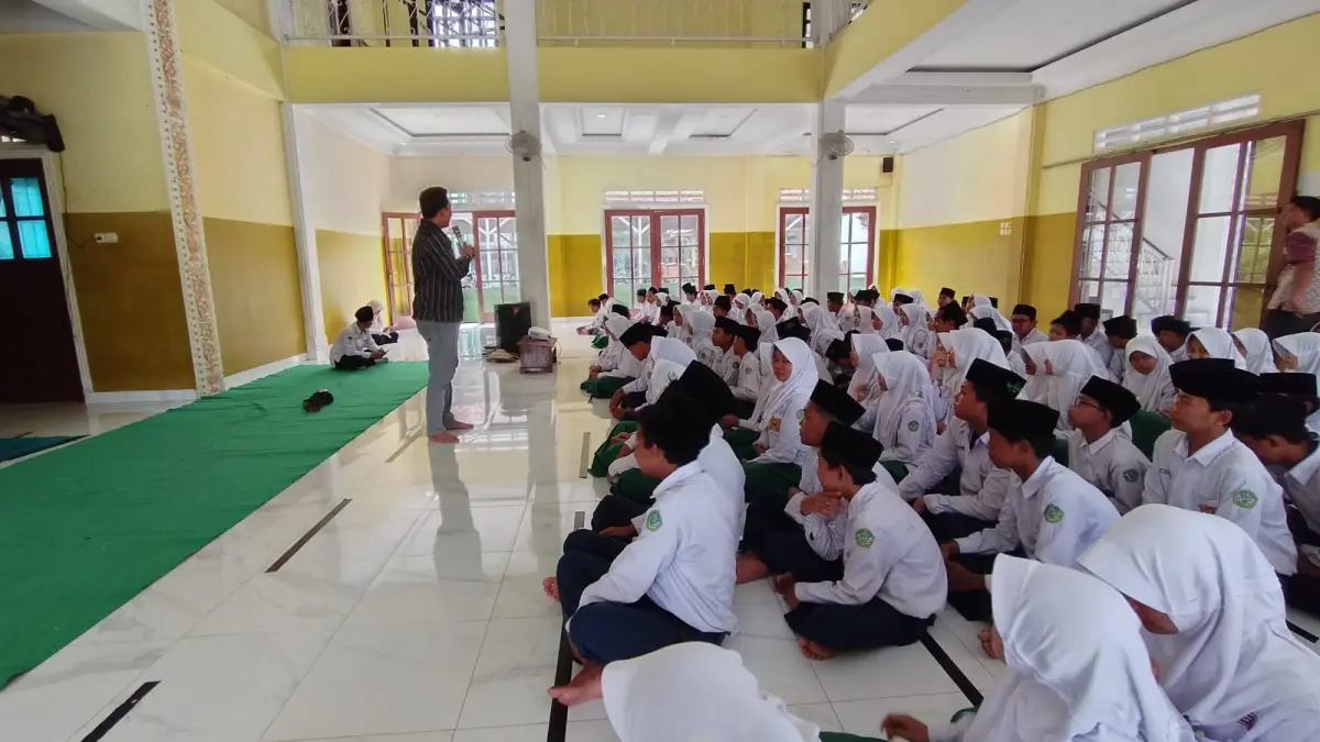 SOSIALISASI: KPU Kabupaten Pekalongan saat mengajar di MTs YMI Wonopringgo, Selasa (19/5/2026). 