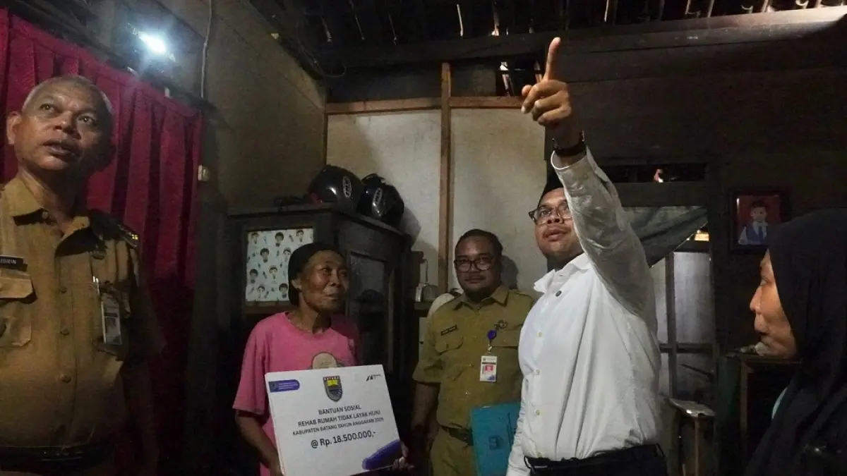TINJAUAN: Bupati Batang M. Faiz Kurniawan saat menyerahkan bantuan RTLH kepada salah satu warga penerima manfaat di Desa Kebumen, Kecamatan Tulis&nbsp;