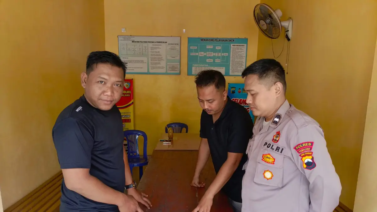 IST
TUNJUKKAN BARANG BUKTI - Anggota Unit Reskrim Polsek Bantarbolang Pemalang saat tunjukkan barang bukti pistol mainan dan kunci untuk curi motor, Kamis (21/5/2026).