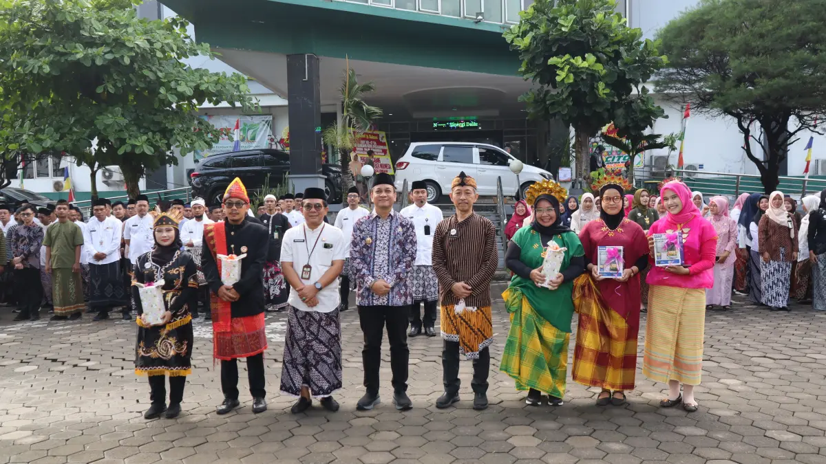 Lutfi Hanafi/Jawa Pos Metro Pekalongan
APRESIASI - Disela-sela upacara peringatan HUT, Manajemen berikan apresiasi kepada karyawannya yang kreatif, di halaman RSUD Bendan, Kamis (21/5/2026).
