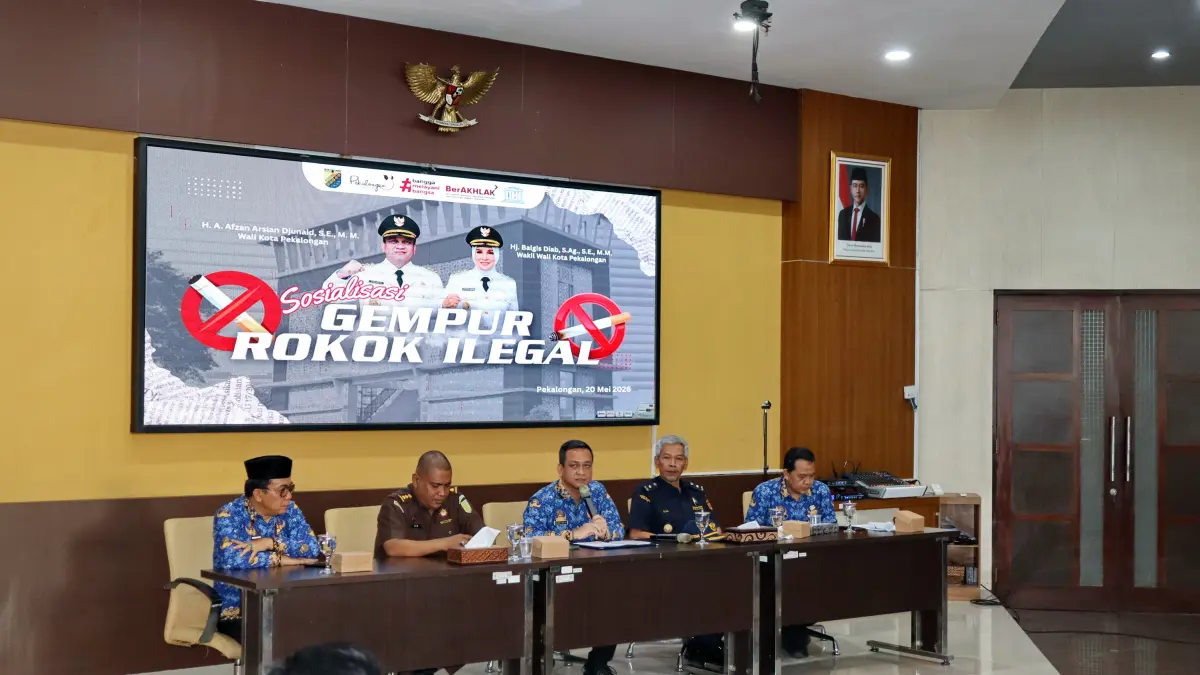 Lutfi Hanafi/Jawa Pos Metro Pekalongan
ARAHAN - Walikota Aaf saat berikan arahan terkait pencegahan rokok ilegal pada awak media di Ruang Buketan Setda Kota Pekalongan, Rabu (20/5/2026).