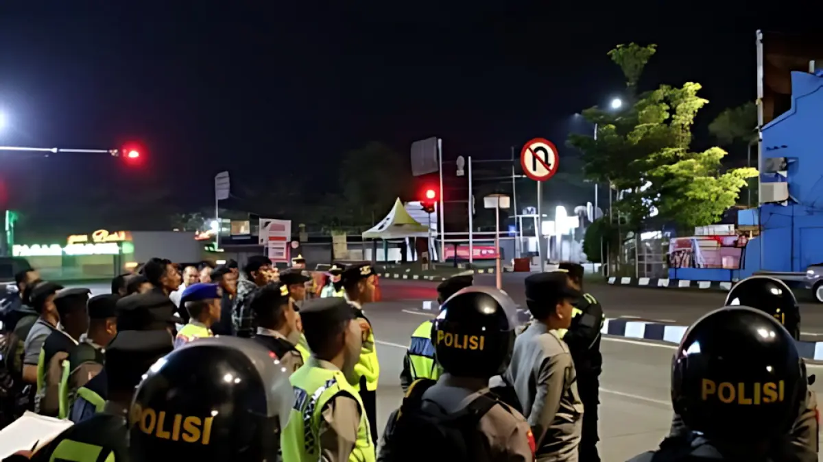 APEL - Sebelum patroli di Kawasan exit tol, tim Polres Pekalongan Kota menggelar apel di depan pos pam exit setono, pada Sabtu malam (23/5/2026).