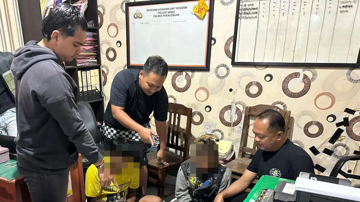 DITANGKAP: Kedua pelaku saat diperiksa di Polres Pekalongan usai ditangkap, Kamis (21/5/2026) malam. 