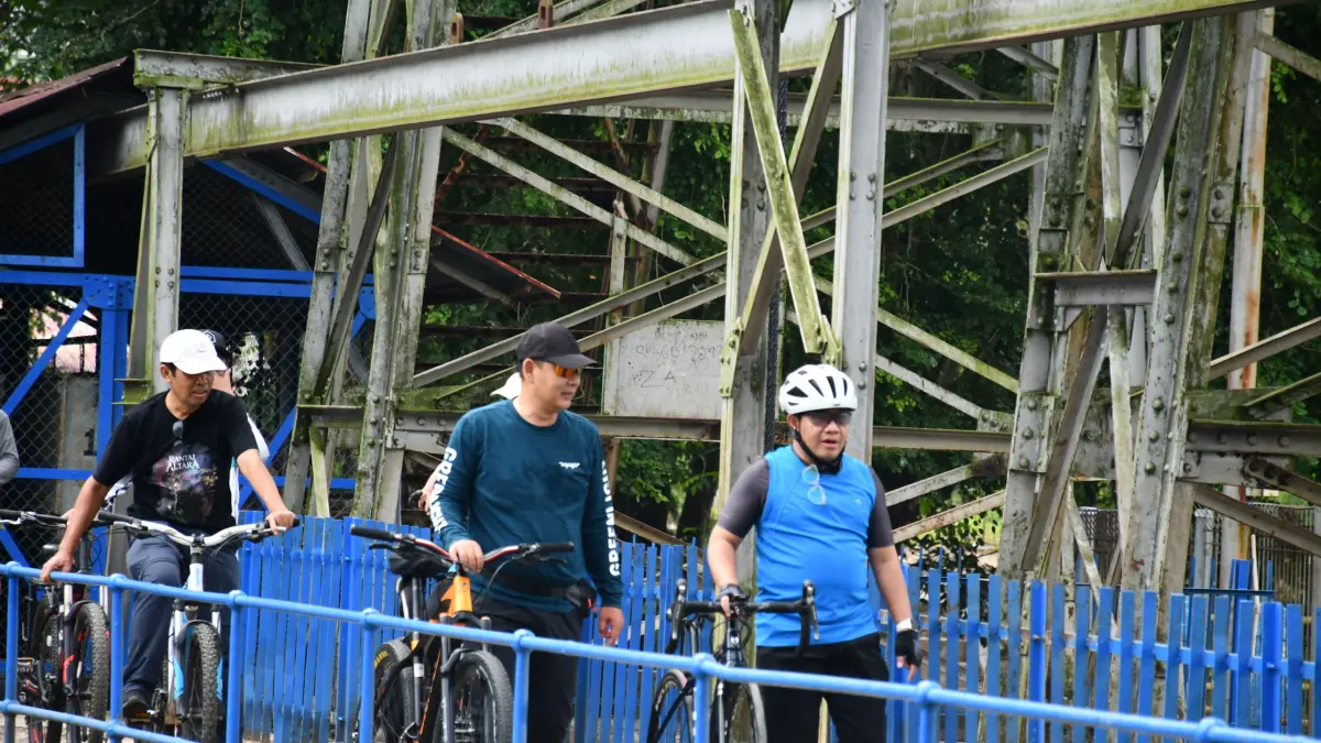 GOWES: Plt. Bupati Pekalongan Sukirman bersama sejumlah kepala OPD saat gowes rutin, Jumat (22/5/2026). Kali ini mengunjungi Kecamatan Bojong. 

