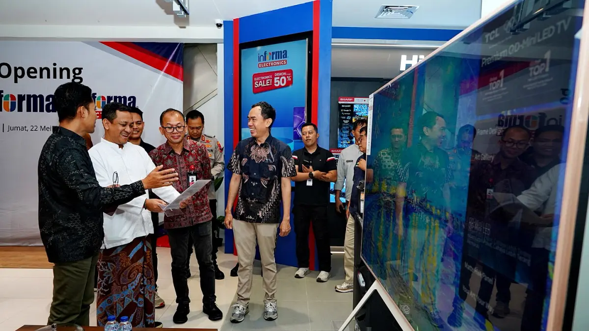IST
CEK TOKO - Usai resmi membuka , Walikota Aaf berkeliling dan mengecek produk apa saja yang dijual di Informa AZKO, Jumat (22/5/2026).