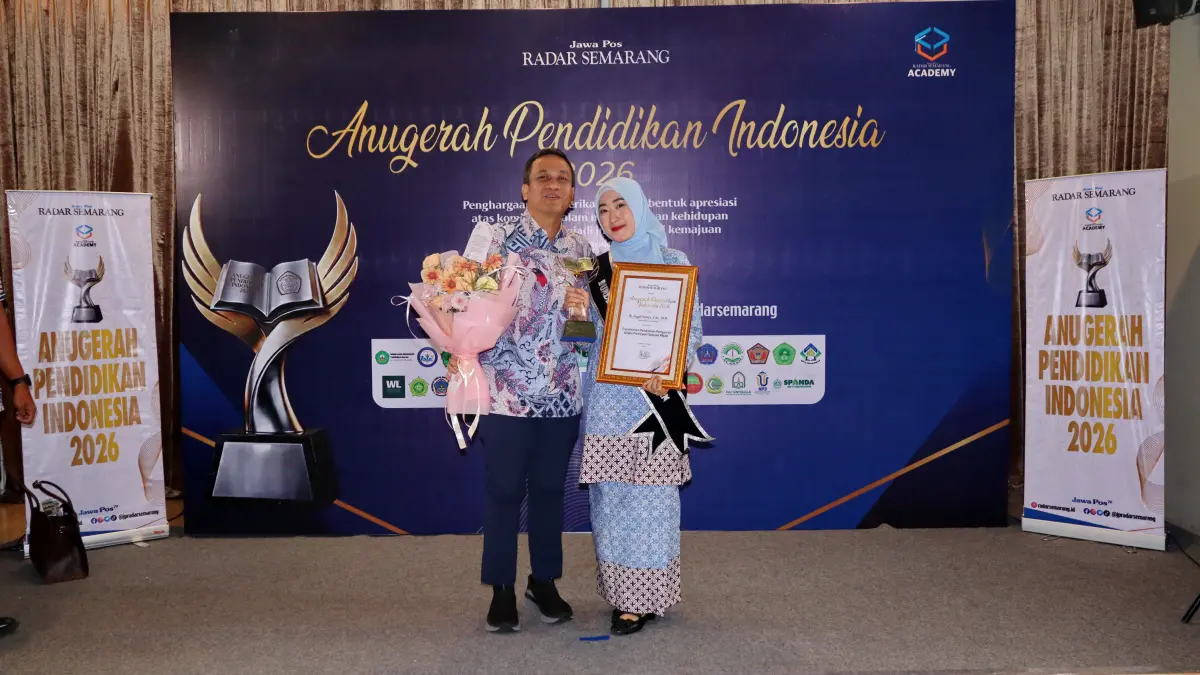 Lutfi Hanafi/Jawa Pos Metro Pekalongan
TERIMA PENGHARGAAN - Bunda PAUD Kota Pekalongan Inggit Soraya saat berfoto bersama dengan Walikota Aaf usai terima penghargaan, pada Jumat malam (22/5/2026).