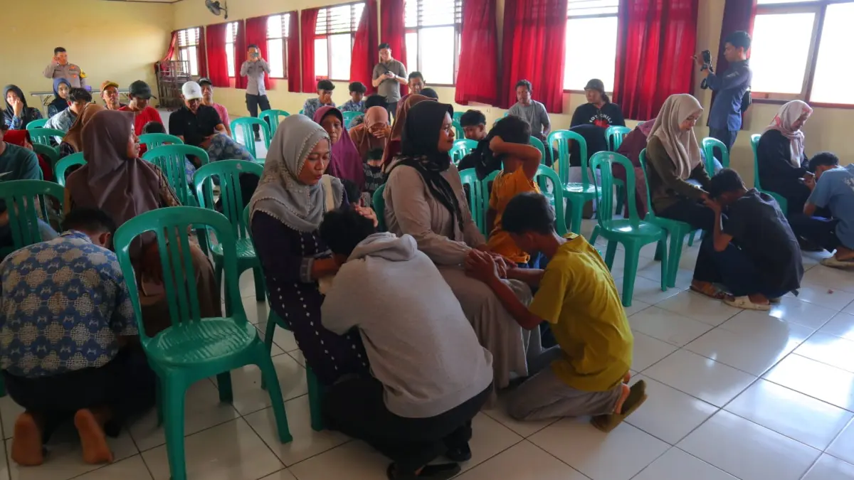 PEMBINAAN: Kapolres Pekalongan AKBP Rachmad C. Yusuf saat memberi pembinaan kepada para pelajar yang terlibat tawuran di Api-Api, Wonokerto.