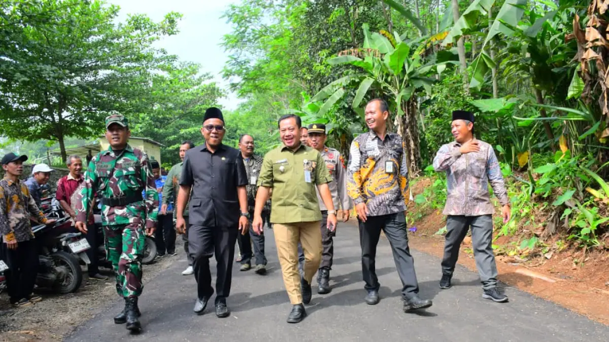 SINERGI: Plt. Bupati Pekalongan Sukirman saat mengecek hasil pembangunan jalan di Desa Sawangan, Kecamatan Doro, hasil pengerjaan TMMD Sengkuyung, Kamis (21/5/2026).