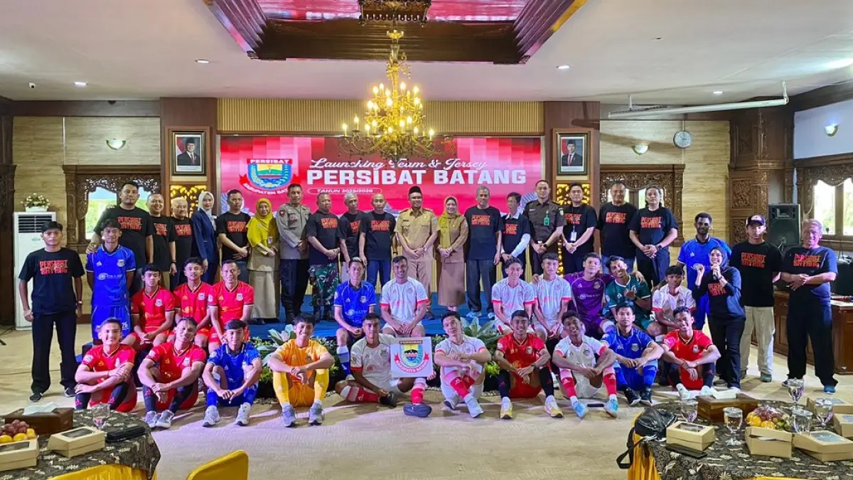 Bupati Batang M. Faiz Kurniawan saat foto bersama Tim Persibat saat peluncuran Jersey baru di Aula Bupati Batang.