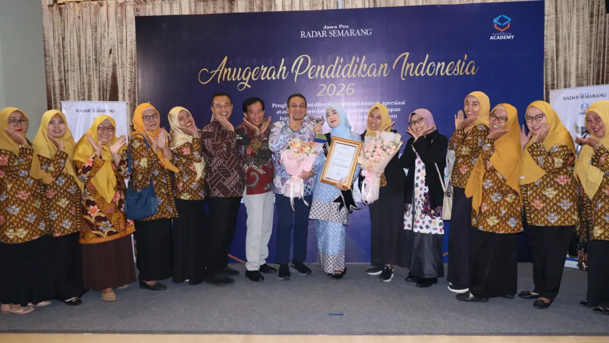 Lutfi Hanafi/Jawa Pos Metro Pekalongan
DUKUNG LANGSUNG - Puluhan anggota POKJA PAUD dan perwakilannya, saat hadir langsung beri dukungan pada Bunda PAUD Inggit Soraya yang dapat API 2026 di Semarang, Jumat (22/5/2026).
