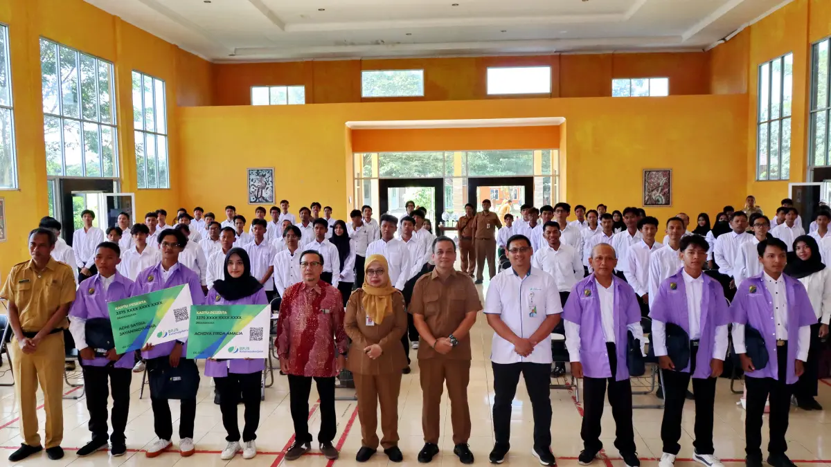 Lutfi Hanafi/Jawa Pos Metro Pekalongan
BUKA PELATIHAN - Walikota Aaf saat buka pelatihan kerja gratis beberapa Waktu kemarin di BLK Kota Pekalongan, sekaligus serahkan jaminan Ketenagakerjaan.