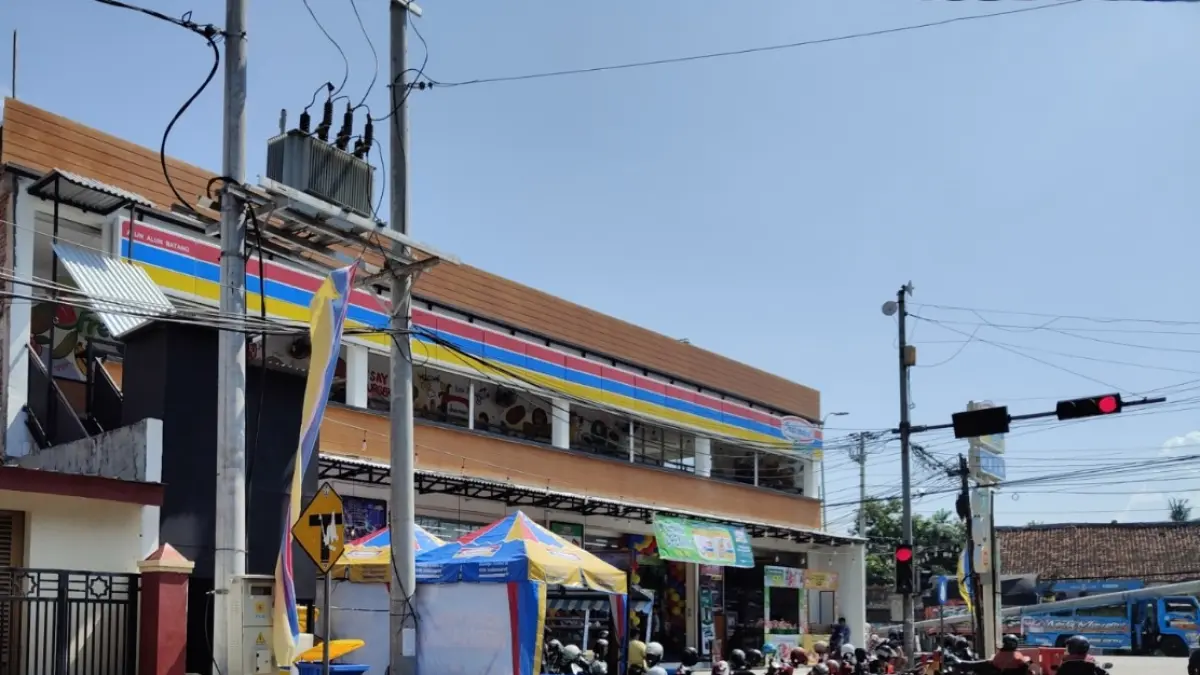PELESTARIAN: Suasana Indomaret Fresh yang bermasalah dengan trotoar Alun-Alun Batang.
