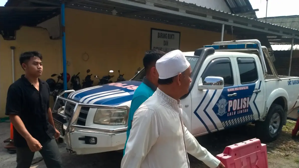 DITANGKAP: AKF, pimpinan dan kyai ponpes Padepokan Padang Ati, Kabupaten Pekalongan digelandang ke Polres Pekalongan Kota untuk diperiksa, Rabu (27/5/2026). 