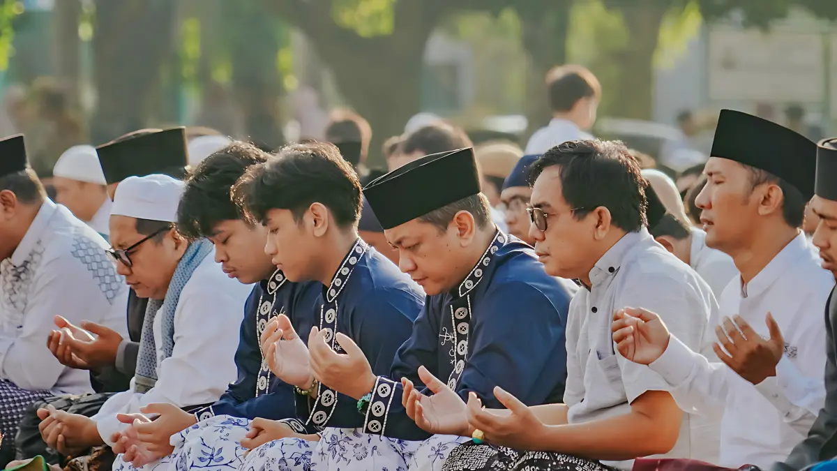 IST
KHUSYUK - Walikota Aaf Bersama jajaran pejabat Pemkot Pekalongan saat menggelar sholat Idul Adha di Lapangan Mataram, pada Rabu (27/5/2026)