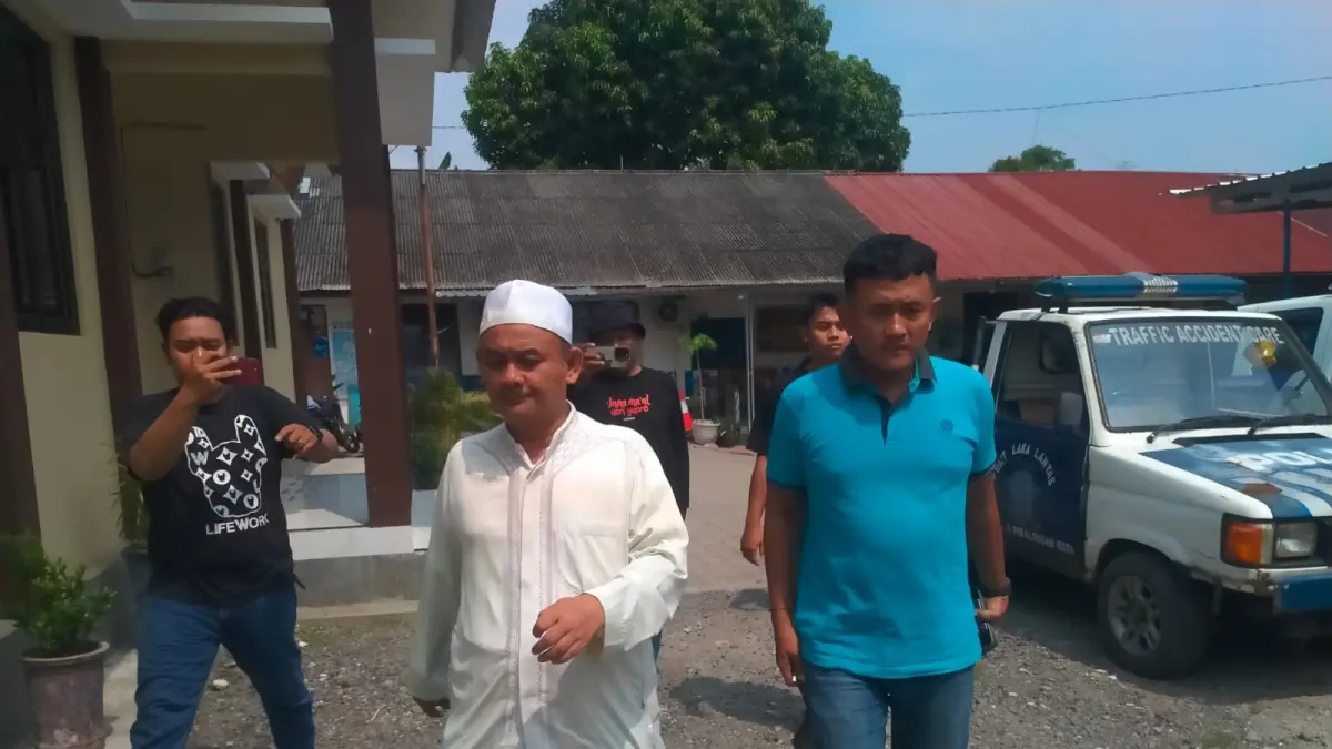 Lutfi Hanafi/Jawa Pos Metro Pekalongan
GELANDANG - Salah satu tokoh agama asal Buaran, digelandang ke kantor Satreskrim Polres Pekalongan Kota untuk diperiksa, Rabu (27/5/2026).
