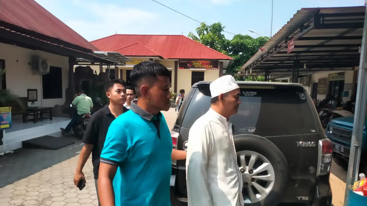 DITANGKAP: AKF, pimpinan dan kyai ponpes Padepokan Padang Ati, Kabupaten Pekalongan digelandang ke Polres Pekalongan Kota untuk diperiksa, Rabu (27/5/2026). 