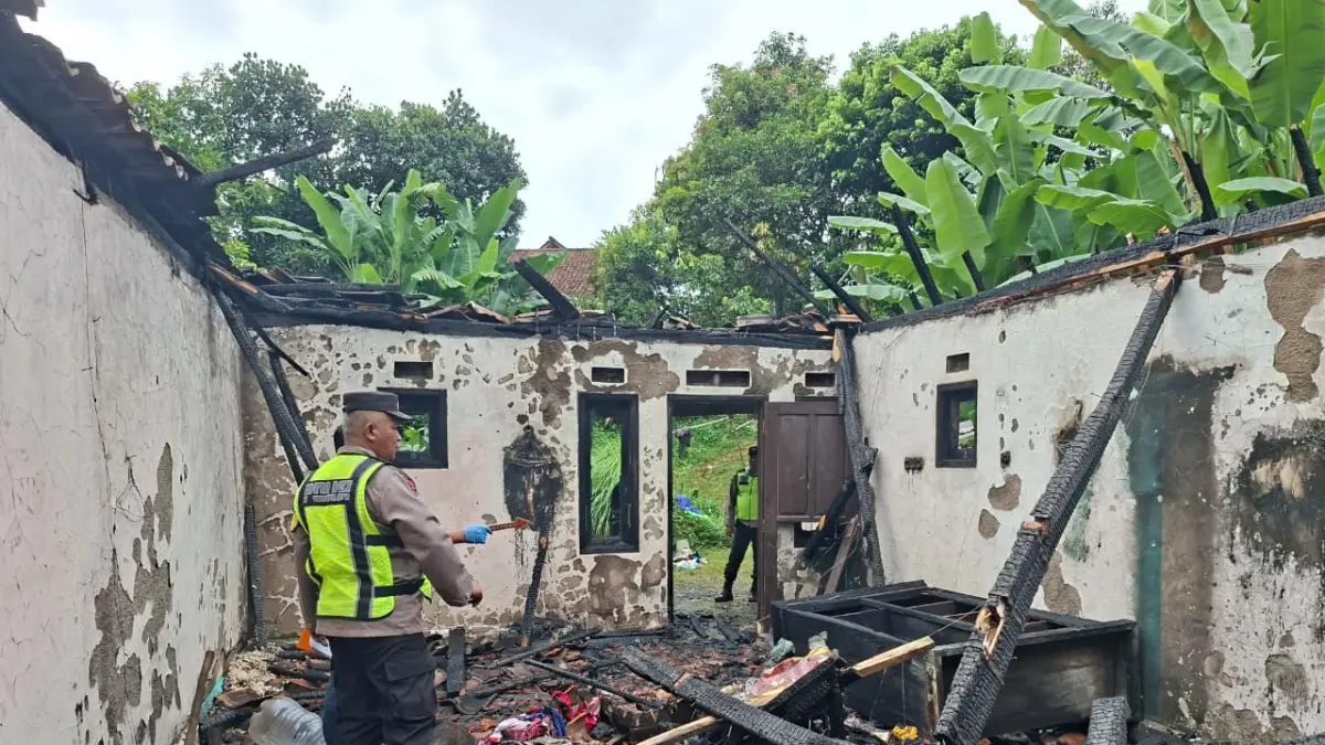 KEBAKARAN: Polisi saat melakukan olah TKP rumah terbakar di Desa Sidomukti, Kecamatan Karanganyar, Kabupaten Pekalongan. 