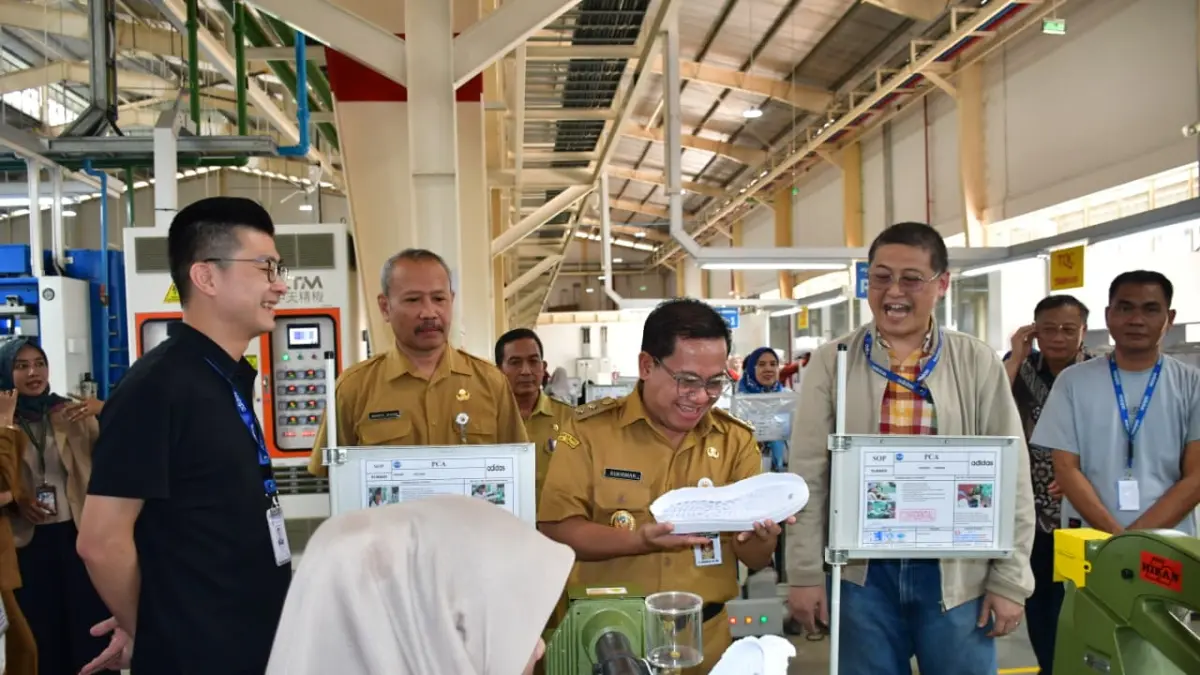 KUNJUNGI PABRIK: Plt. Bupati Pekalongan Sukirman mengunjungi pabrik sepatu PT HAI yang berlokasi di Desa Sampih, Kecamatan Wonopringgo. 