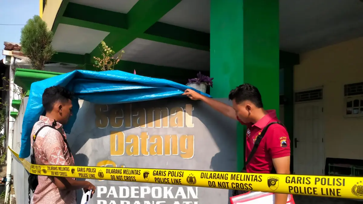OLAH TKP: Petugas kepolisian Polres Pekalongan Kota saat memasang garis polisi di ponpes Padepokan Padang Ati untuk keperluan penyidikan, Jumat (29/5/2026). 