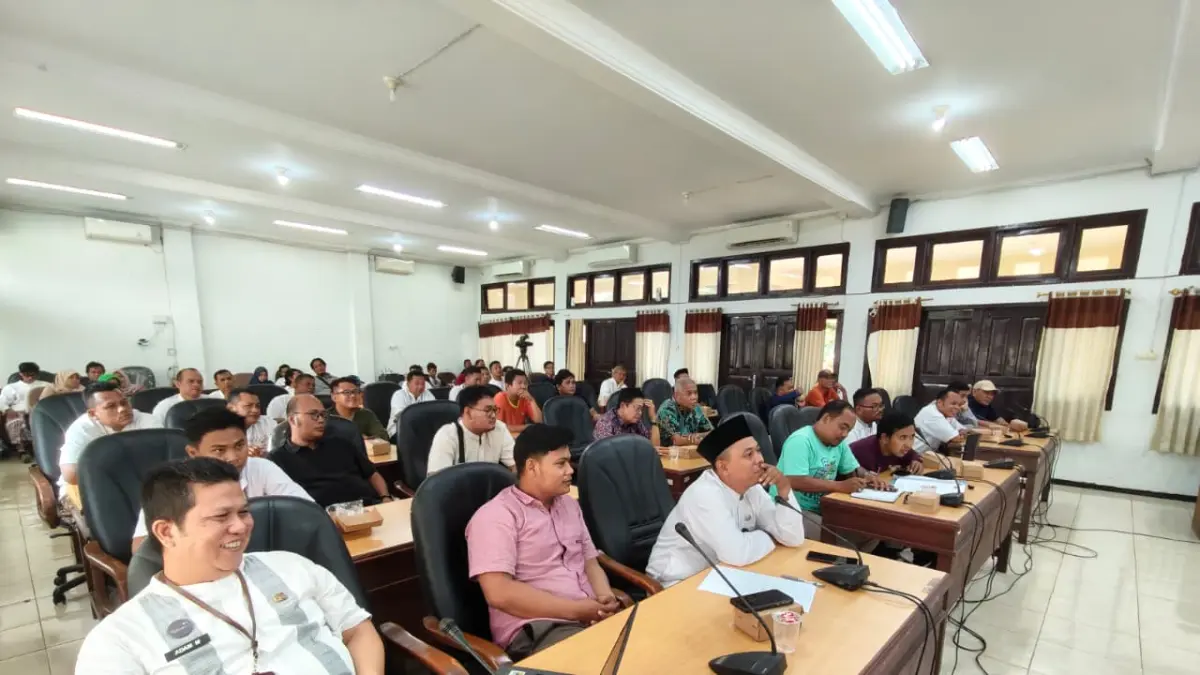 Lutfi Hanafi/Jawa Pos Metro Pekalongan
AUDIENSI - Perwakilan PPPK PW Kota Pekalongan saat audiensi dengan Komisi A DPRD Kota Pekalongan di Ruang Paripurna DPRD, Jumat (29/5/2026) sore.