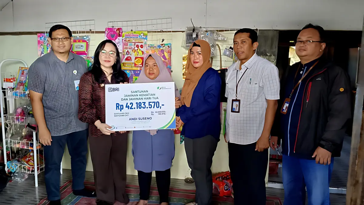 Lutfi Hanafi/Jawa Pos Metro Pekalongan
SANTUNAN - Tim BPJS Ketenagakerjaan saat menyerahkan santunan JKM kepada Nasocha sebagai ahli waris peserta yang meninggal dunia, Jumat (29/5/2026).