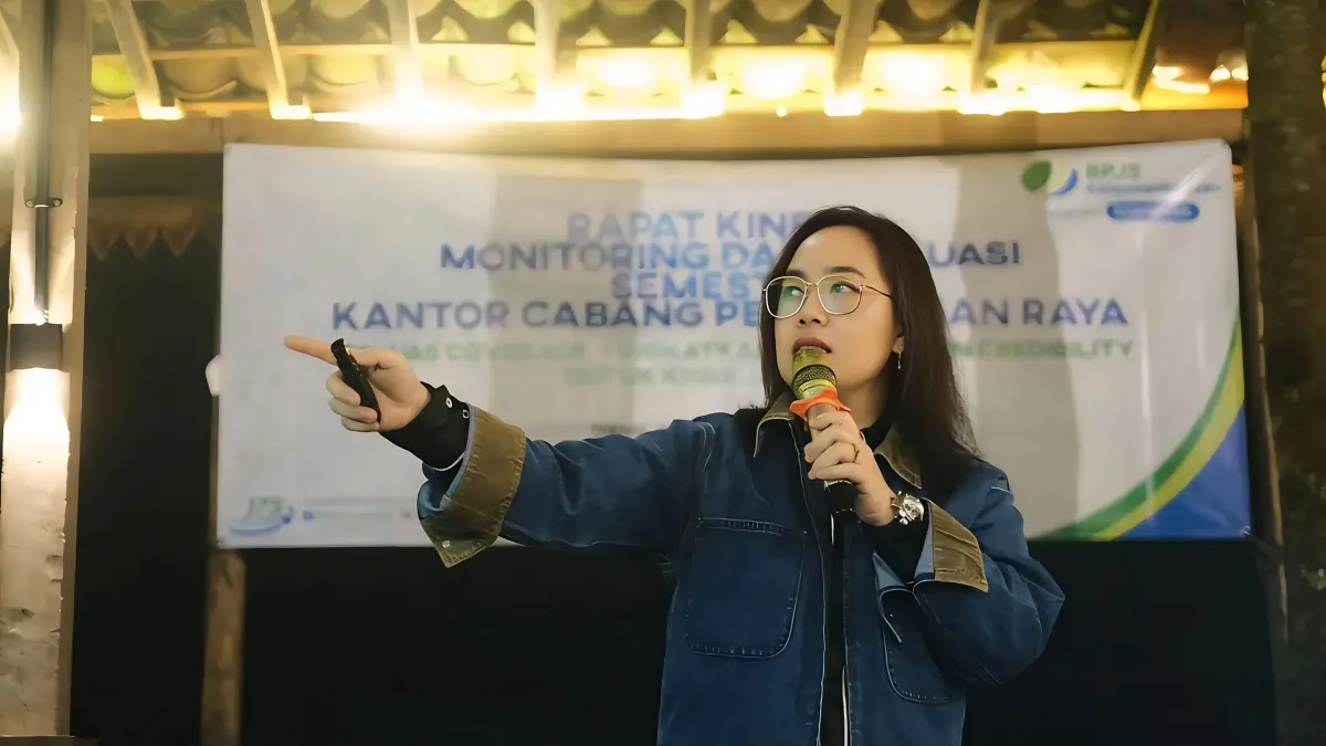 SEMANGAT - Widhi selalu semangat dan komitmen dalam menjalankan tugas di Kantor BPJS Pekalongan, agar perkembangganya terus lebih baik.