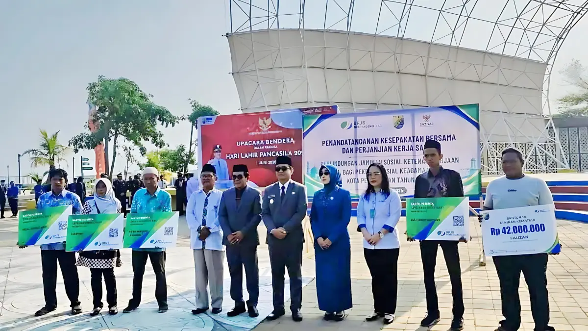 Lutfi Hanafi/Jawa Pos Metro Pekalongan
SERAHKAN - Pemkot Pekalongan, Baznas dan BPJS Ketenagakerjaan saat serahkan jaminan ketenagakerjaan pada perwakilan takmir dan marbot, Senin (1/6/2026).