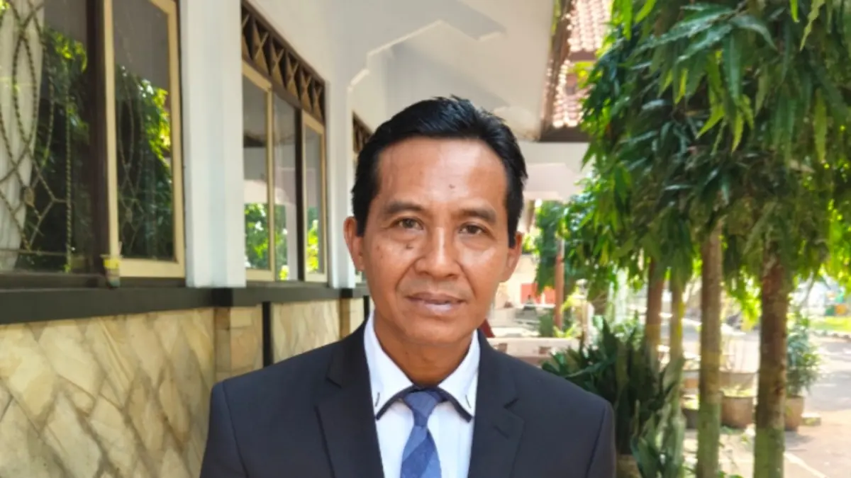 PEMBASMIAN: Petugas saat berjibaku menangkap ikan sapu-sapu di sungai.&nbsp;