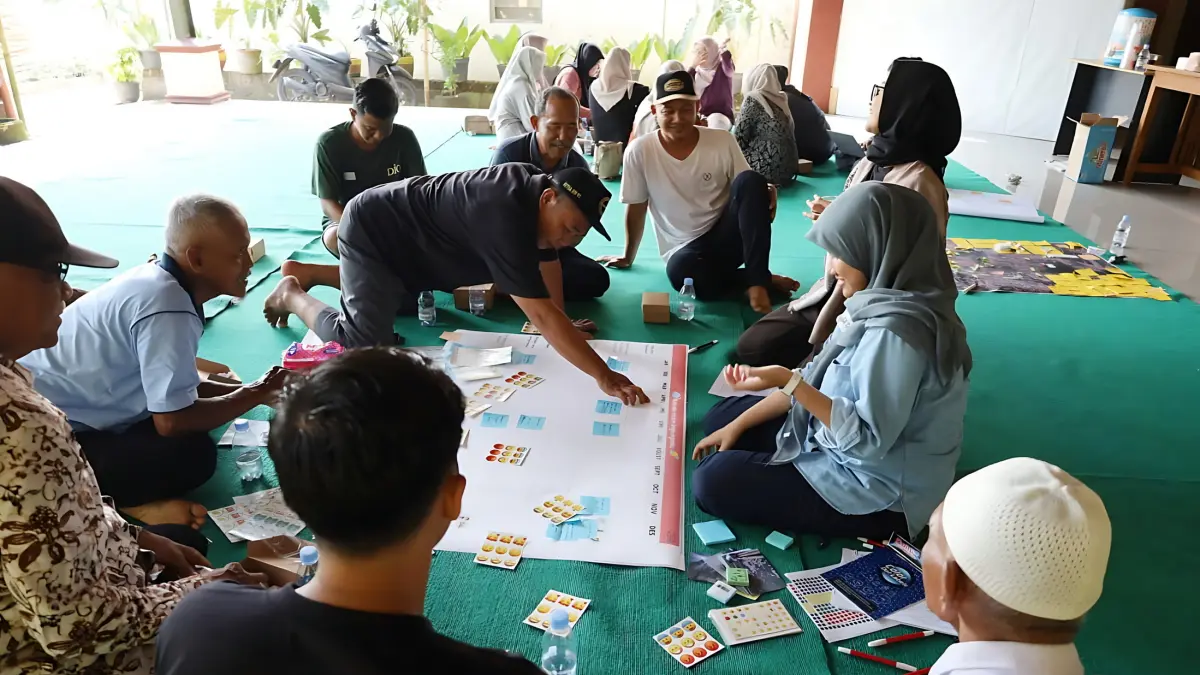 IST
DISKUSI KEBENCANAAN - Tim Yayasan Kota Kita saat menggelar Focus Group Discussion tentang informasi cuaca dan iklim dapat dimanfaatkan masyarakat untuk mengurangi risiko bencana.