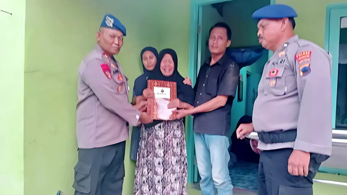 IST
SERAHKAN BANTUAN - Kasat Polairud Polres Pekalongan Kota, Iptu Ponco Budiarto, bersama anggota kepada Atini Susilowati, istri almarhum, di rumah duka yang berada di Kelurahan Klego Gang 3, RT 06/RW 02, Kecamatan Pekalongan Timur, Senin (1/6/2026).