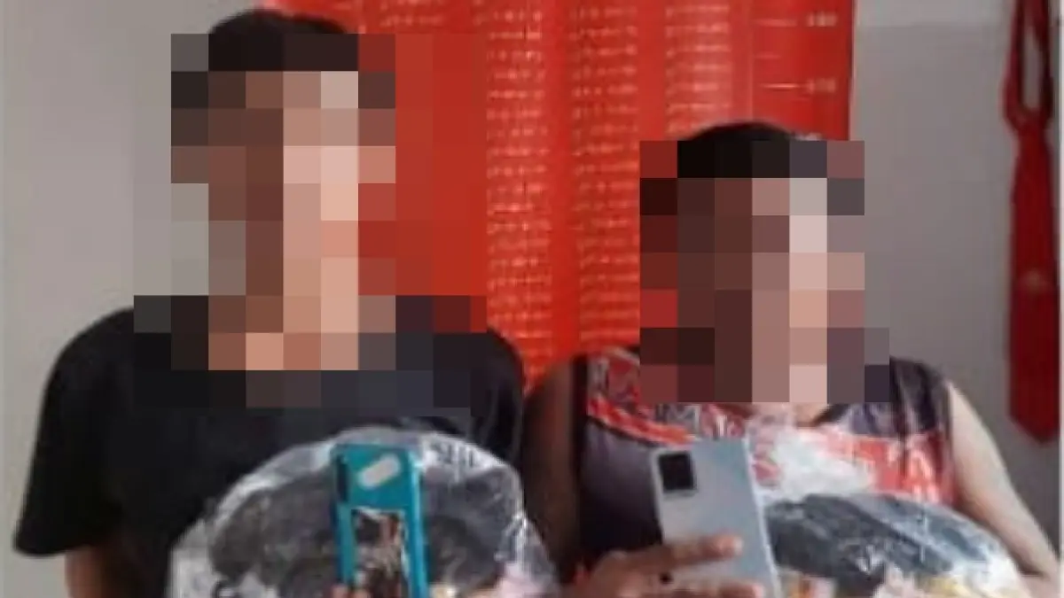 PENGEDAR: Dua terduga pelaku pengedar pil koplo yang dibekuk Polres Pekalongan. 