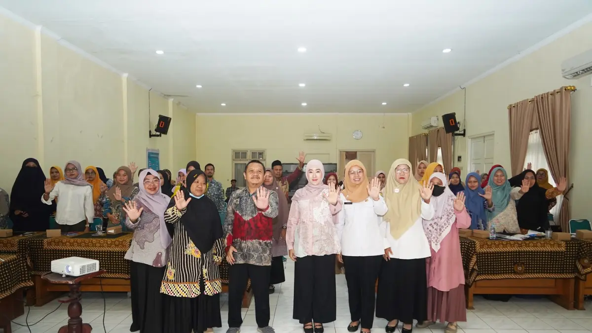 IST
KOMPAK - Bunda PAUD Kota Pekalongan, Hj. Inggit Soraya berfoto Bersama peserta pelatihan di Aula TP PKK Kota Pekalongan, Jumat (6/3/2026).