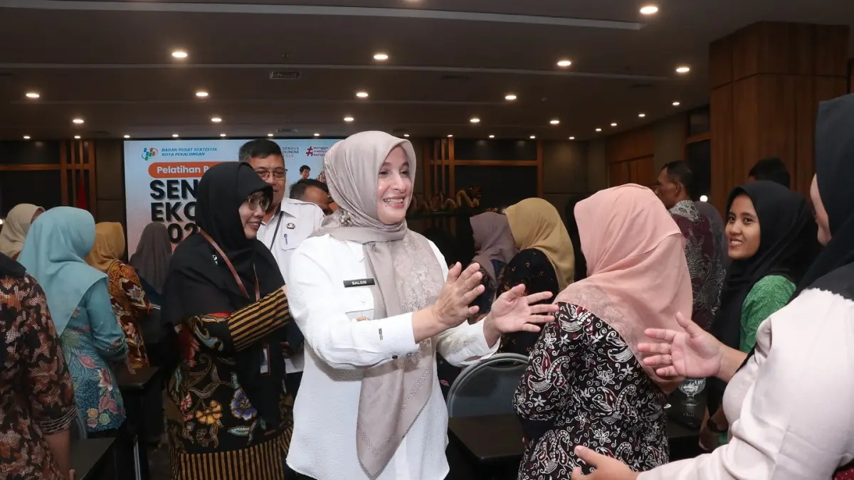 Lutfi Hanafi/Jawa Pos Metro Pekalongan
SAPA PESERTA - Wakil Wali Kota Pekalongan, Hj. Balgis Diab, saat menyapa peserta pelatihan Petugas Sensus Ekonomi 2026 oleh BPS, di Hotel Aston Pekalongan, Rabu (3/6/2026).