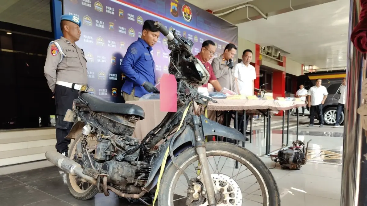 PENGANIAYAAN: Wakapolres Batang Kompol Indra Hartono saat jumpa pers di Polres Batang.