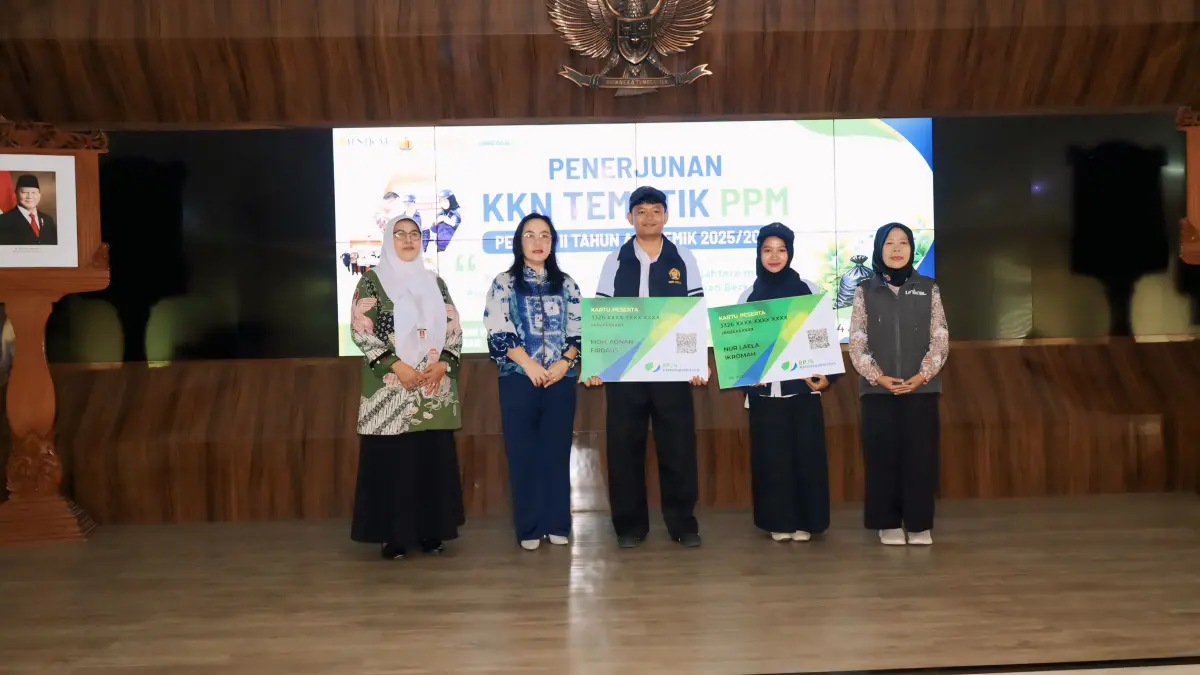 Lutfi Hanafi/Jawa Pos Metro Pekalongan
SERAHKAN - Secara simbolis perwakilan mahasiswa Unikal yang KKN mendapat kartu asuransi BPJs Ketenagakerjaan sebelum mengabdi, di Aula Lantai 1 Setda Kabupaten Pekalongan, Kamis (4/6/2026).
