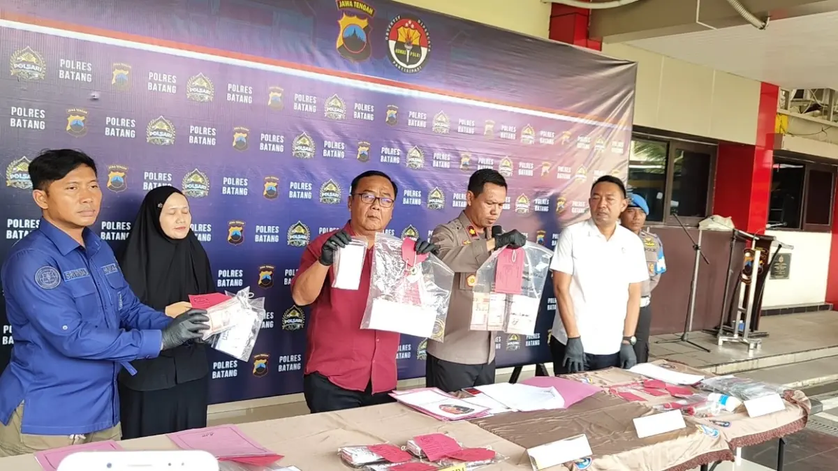 PENIPUAN: Aparat Kepolisian saat menunjukkan barang bukti kejahatan.