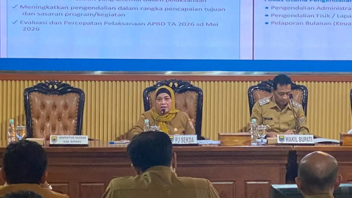 RAKOR: Pj Sekda Batang Sri Purwaningsih memaparkan materi saat rakor Pengendalian Operasional Kegiatan APBD di Aula Kantor Bupati Batang