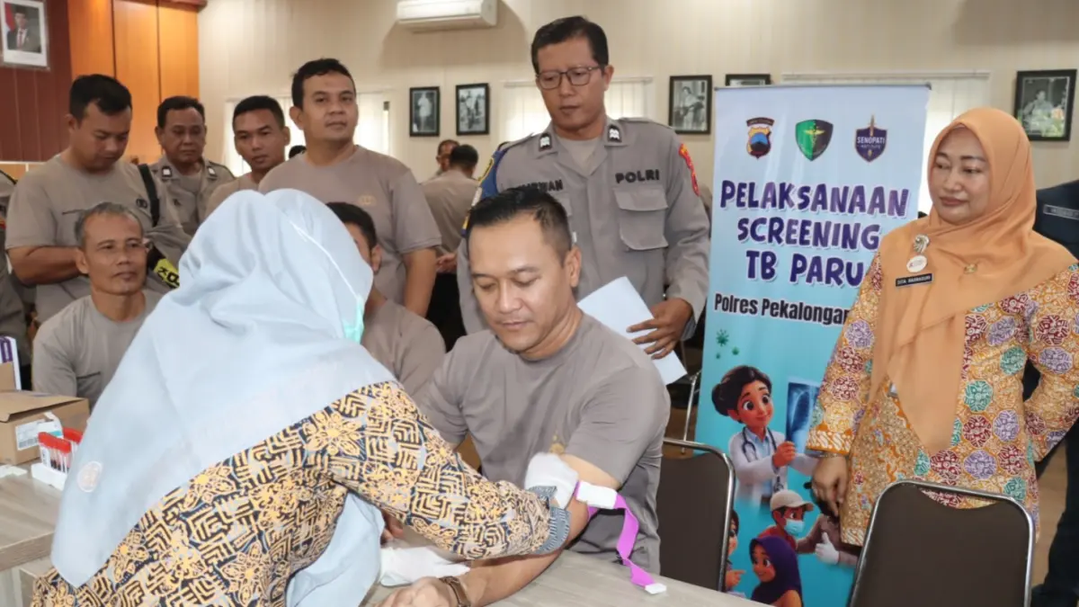 Lutfi Hanafi/Jawa Pos Metro Pekalongan
CEK KESEHATAN - Kapolres Pekalongan Kota AKBP Riki Yariandi saat ikut periksa Kesehatan bareng anggota Bhabinkamtibmas di Aula Wicaksana Laghawa.