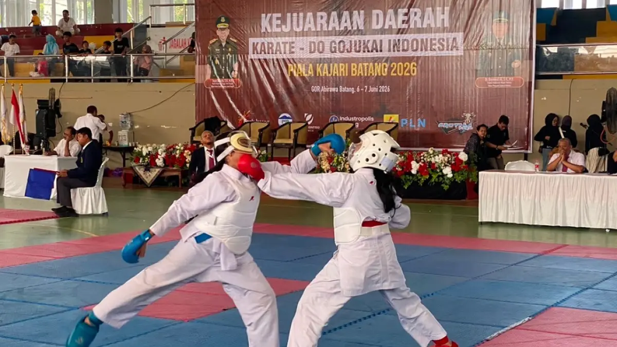 BERTANDING: Atlet karate saling adu jotos dalam pertandingan kumite Kejurda Karate-Do Gojukai Se-Jawa Tengah Piala Kejaksaan Negeri Batang di GOR Indoor Abirawa.