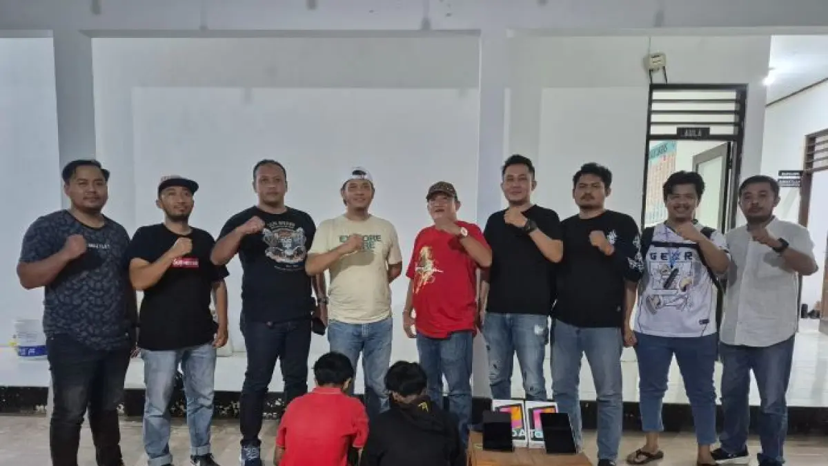 DIBEKUK: Dua pelaku setelah dibekuk oleh Tim Resmob Polres Pekalongan. Satu pelaku tak ditunjukkan karena masih berstatus anak di bawah umur. 