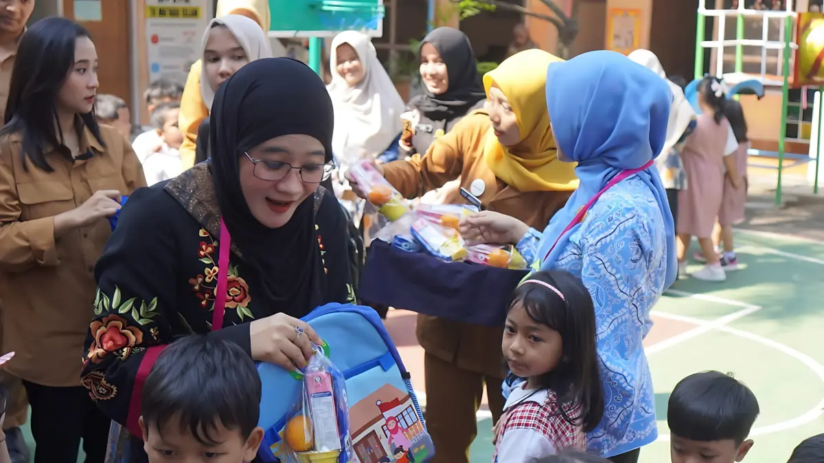 IST
BERI HADIAH - Nawal Arafah Yasin, saat menghadiri kegiatan Parenting Disiplin bagi Anak Tanpa Kekerasan di TK Ma