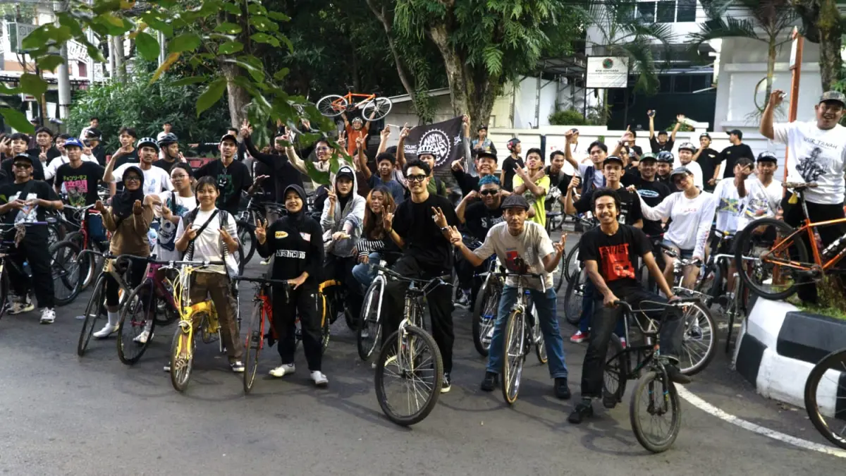 KOMUNITAS: Para pesepeda Pekalongan saat berfoto di sela konvoi merayakan Hari Sepeda Dunia atau World Bicycle Day, Minggu (7/6/2026). 
