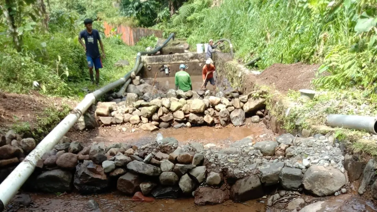 SIAGA: Petugas PDAM Tirta Kajen rutin pemeliharaan kawasan sumber air untuk antisipasi kemungkinan kemarau ekstrem (el nino). 